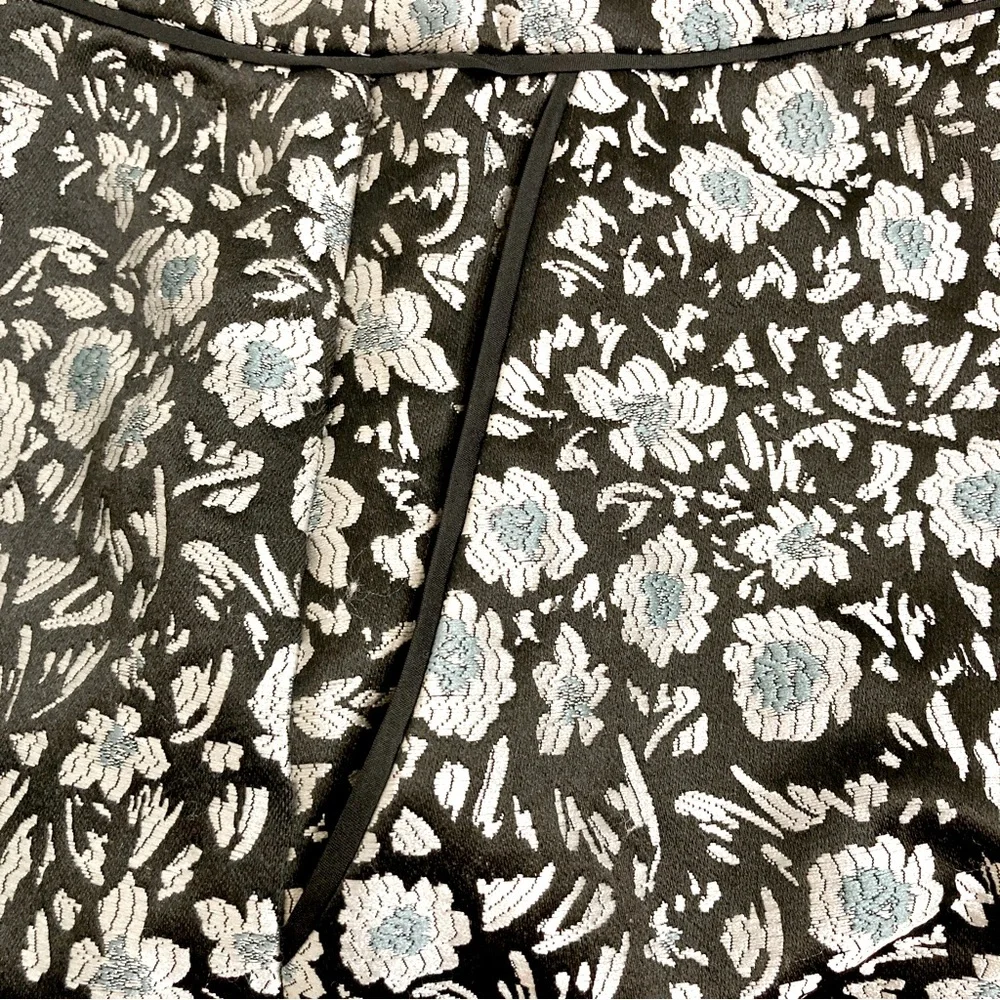 Ann Taylor LOFT Black, Blue, & Metallic Silver Floral Print Mini Skirt - Size 2 - Picture 7 of 9